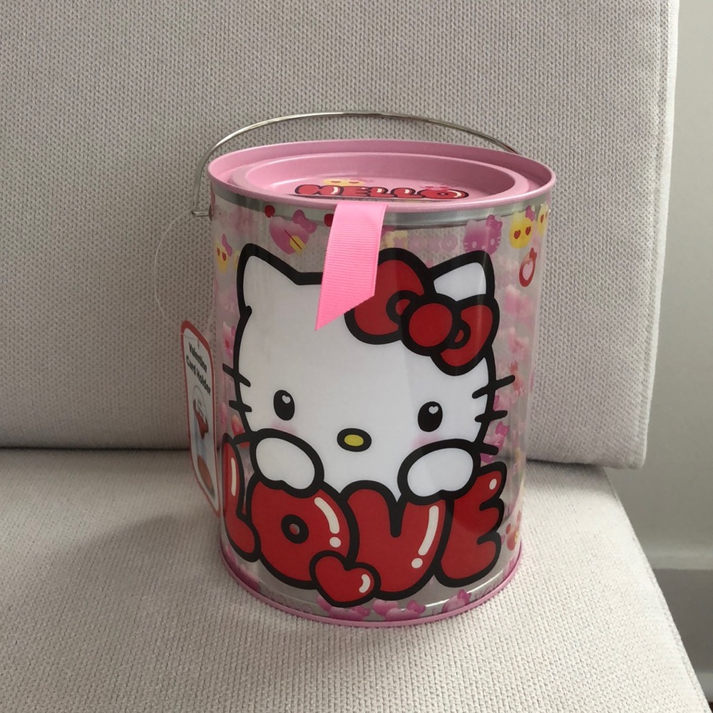 HELLO KITTY ROUND VALENTINES DAY CARDS HOLDER NEW 5” CIRCUMFERENCE 6” TALL